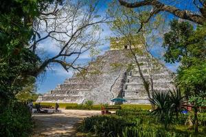 pirámide del templo de kukulcán el castillo detrás de los árboles, chichén itzá, yucatán, méxico, civilización maya foto