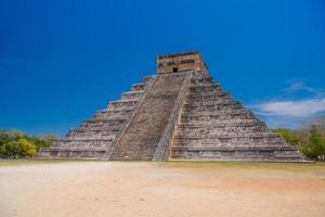 pirámide del templo de kukulcan el castillo, chichén itzá, yucatán, méxico, civilización maya foto