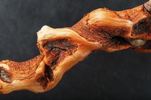 Driftwood de madera curva elegante sobre un fondo negro foto