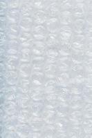 la textura de la película de burbujas de aire de embalaje sobre un fondo blanco en pantalla completa foto