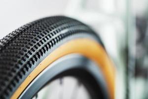 banda de rodadura poco profunda de un neumático sin cámara de bicicleta con una pared lateral marrón foto