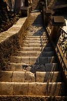 escaleras y pared de piedra de guijarros. hermosas escaleras de roca y pared de roca con escalones de cemento, arquitectura de materiales naturales c foto