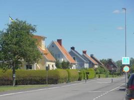 casas típicas suecas en diferentes colores en una calle tranquila foto