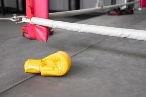 guantes de boxeo amarillos en el gimnasio. foto