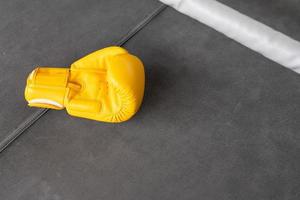 guantes de boxeo amarillos en el gimnasio. foto