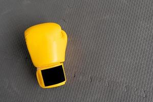 guantes de boxeo amarillos en el gimnasio. foto