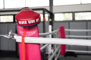 guante de punzonado de foco rojo en el gimnasio. foto