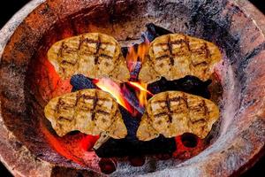 filete de cerdo a la parrilla con estufa de carbón foto