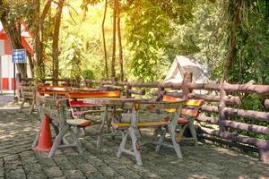 poner mesa de rock en el bosque foto