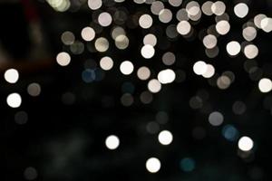 bokeh de fondo blanco de luces navideñas y año nuevo foto