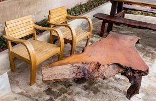 conjunto mesa y silla de madera foto