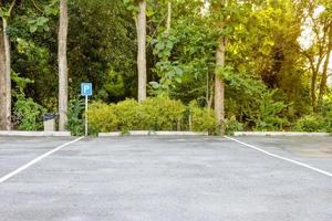 estacionamiento de líneas con fondo de bosque foto