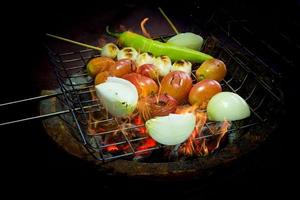 Verduras a la parrilla y bolas de carne con estufa de carbón foto