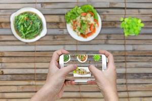 fotografía de comida en la mesa del comedor foto