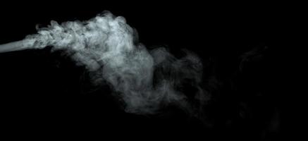 polvo abstracto o humo aislado sobre fondo negro foto