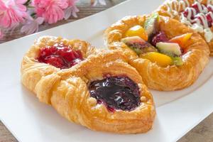 pastelería danesa con frutas en manjar blanco foto