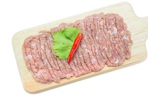 carne de cerdo picada cruda en tabla de cortar, ruta de recorte foto