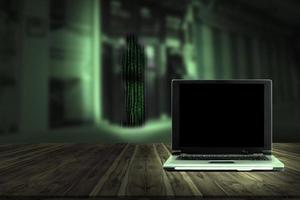 computadora con hacker cajero automático desenfoque de fondo foto