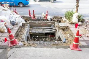 trabajos de reparación de alcantarillado en la acera. foto