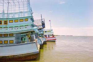 barcos de pesca en el puerto foto