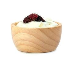 yogur con nata de coco dutchie y moras fruta en cuenco de madera aislado sobre fondo blanco. foto