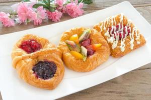 pastelería danesa con frutas en manjar blanco foto