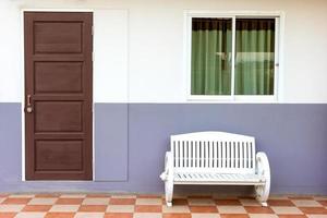 banco blanco con ventana y puerta foto