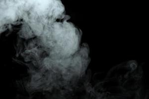 polvo abstracto o humo aislado en fondo negro, fuera de foco foto