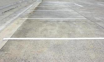 líneas de estacionamiento sobre fondo de hormigón foto