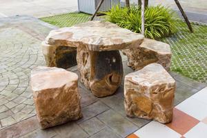 mesa de piedra puesta en el jardín foto