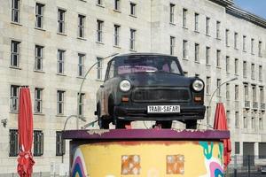 Berlín, Alemania, 2014. Viejo coche trabant en exhibición en Berlín. foto