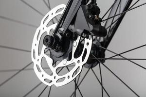 Rotor de freno de bicicleta con pinza hidráulica. sistema de frenos en una bicicleta de grava foto