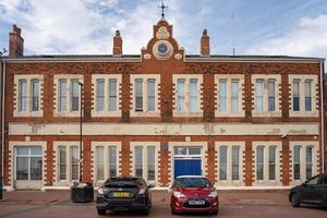 kingston upon hull, yorkshire, reino unido - 17 de julio. antiguas oficinas de ferry humber y edificio terminal en kingston upon hull el 17 de julio de 2022 foto