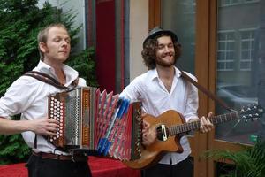 Berlín, Alemania, 2014. Cantantes folklóricos fuera de un restaurante en Berlín, Alemania foto