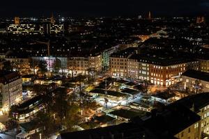 vista aérea de la ciudad de munich, alemania por la noche.