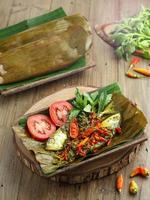 ikan pepes cocina indonesia pescado al vapor y a la parrilla envuelto en hojas de plátano foto