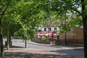 East Grinstead, West Sussex, Reino Unido - 1 de julio. Vista de la casa pública ferroviaria en East Grinstead el 1 de julio de 2022. Dos personas no identificadas. foto