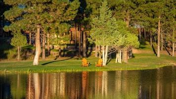 lago seeley, montana, estados unidos - 20 de septiembre. sol de la tarde en un chalet de madera en el condado de missoula del lago seeley en montana el 20 de septiembre de 2013 foto