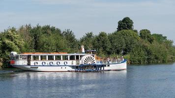 surbiton surrey, reino unido - 15 de julio de 2022. yarmouth belle en ruta desde hampton court a kingston el 15 de julio de 2022. personas no identificadas foto