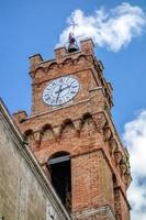 pienza, toscana, italia - 19 de mayo. torre del reloj en pienza toscana el 19 de mayo de 2013 foto