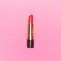 lápiz labial sobre fondo rosa. concepto de maquillaje y belleza foto