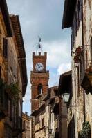 pienza, toscana, italia - 19 de mayo. antigua torre del reloj en pienza toscana el 19 de mayo de 2013 foto