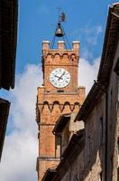 pienza, toscana, italia - 18 de mayo. torre del reloj del palacio comunal en pienza, toscana, italia el 18 de mayo de 2013 foto