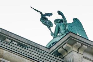 berlín, alemania - 15 de septiembre de 2014. cerrar parte del monumento de la puerta de brandenburgo en berlín el 15 de septiembre de 2014 foto