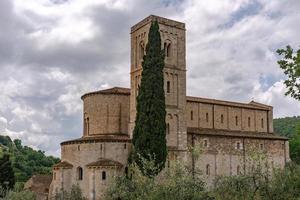 montalcino, toscana, italia - 20 de mayo abadía de sant antimo en montalcino toscana el 20 de mayo de 2013 foto