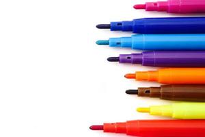 bolígrafos mágicos de colores sobre un fondo blanco. espacio libre para texto foto