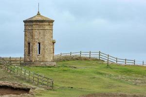 bude, cornualles, reino unido - 15 de agosto. torre de la brújula en la cima del acantilado en bude, cornualles el 15 de agosto de 2013 foto