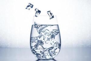 vaso de agua con cubitos de hielo. foto