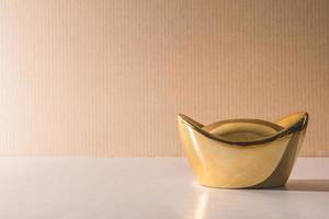 lingotes de oro chinos sobre la mesa, espacio libre para texto foto