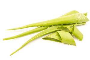 primer plano de aloe vera sobre fondo de mesa de madera. foto